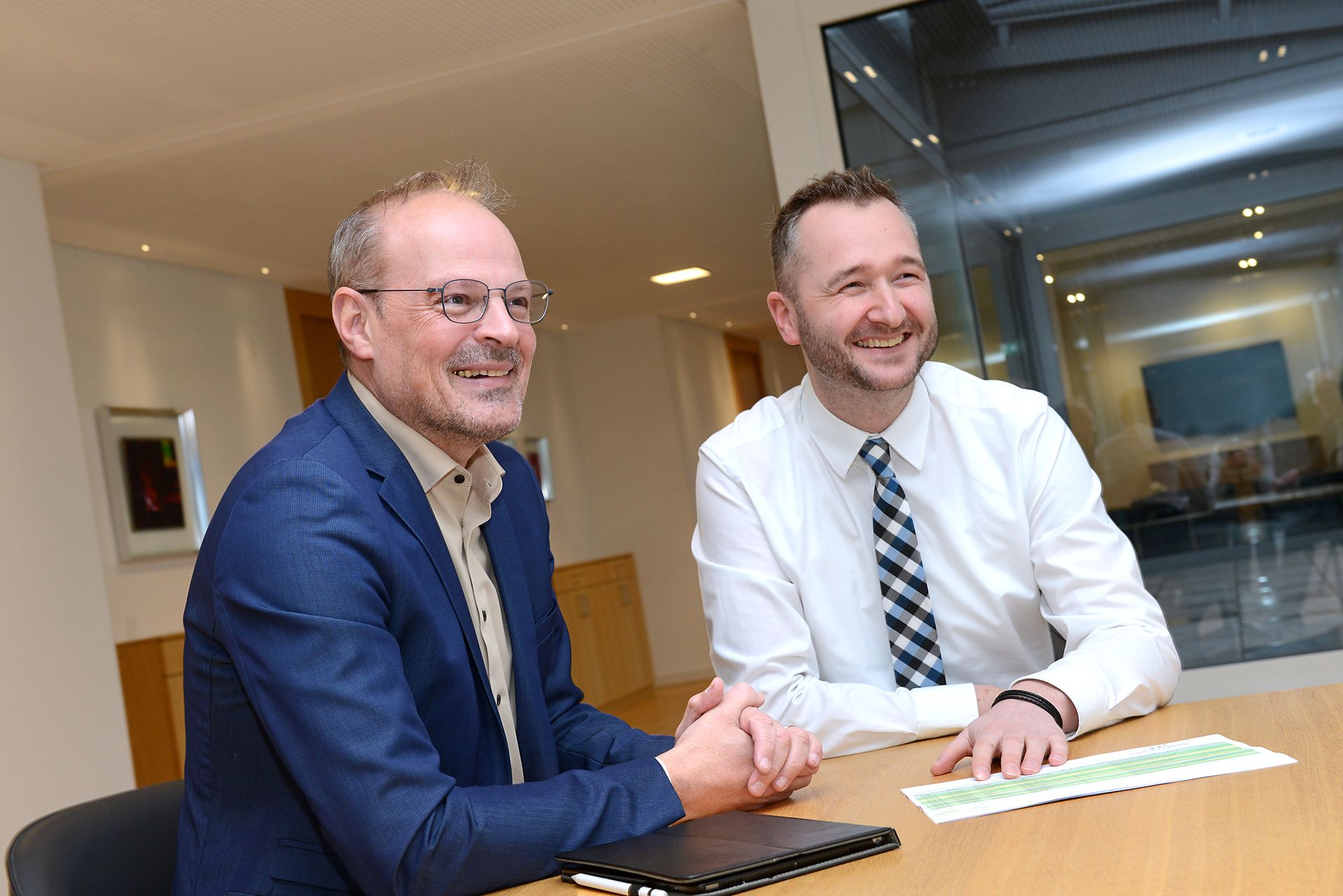 PIA Immobilienmakler sitzen am Tisch