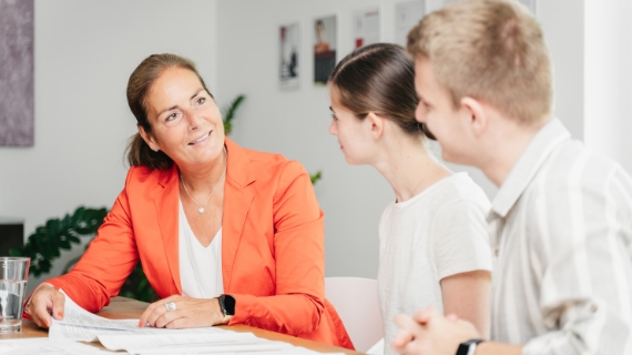 Bauvertrasprüfung Paar mit einer Anwältin.